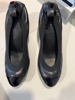 CHANEL Black Leather Ballerina Flats with Patent Cap Toe